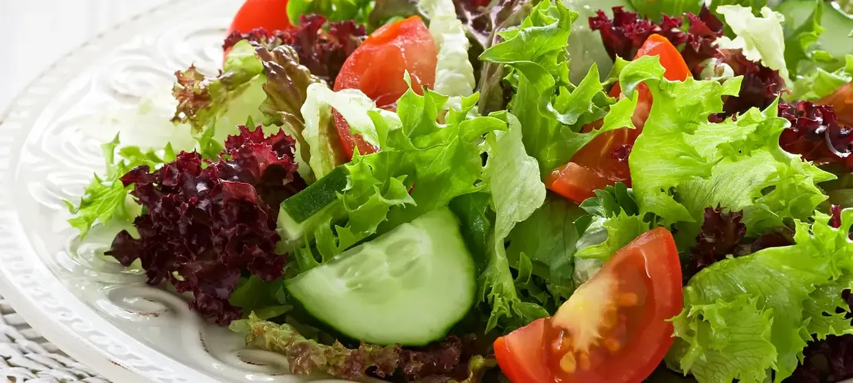 Jakie sałatki proponuje do swych posiłków catering dietetyczny Burak Dieta?